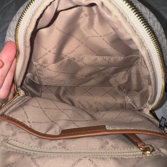 🎒 Michael Kors MK Logo Backpack with Gold Studs – Vanilla Monogram - Picture 3 of 4